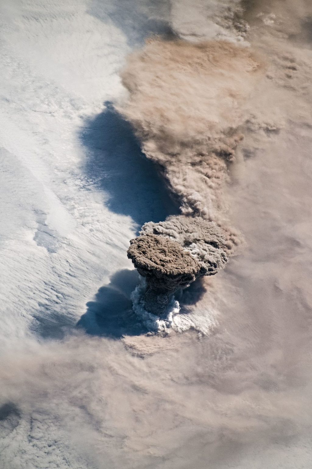 Island Volcano Ash Plume Reshapes Local Air Routes